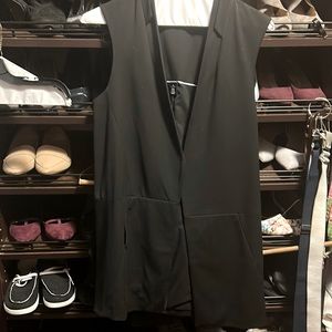 Woman’s White House Black Market black sleeveless relaxed blazer.  size 8